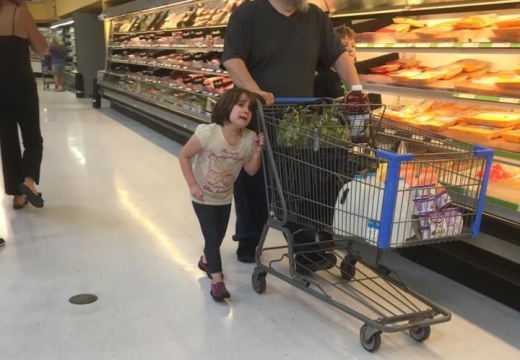 Fotografije koje su izazvale bijes: Otac vukao kćerku u supermarketu
